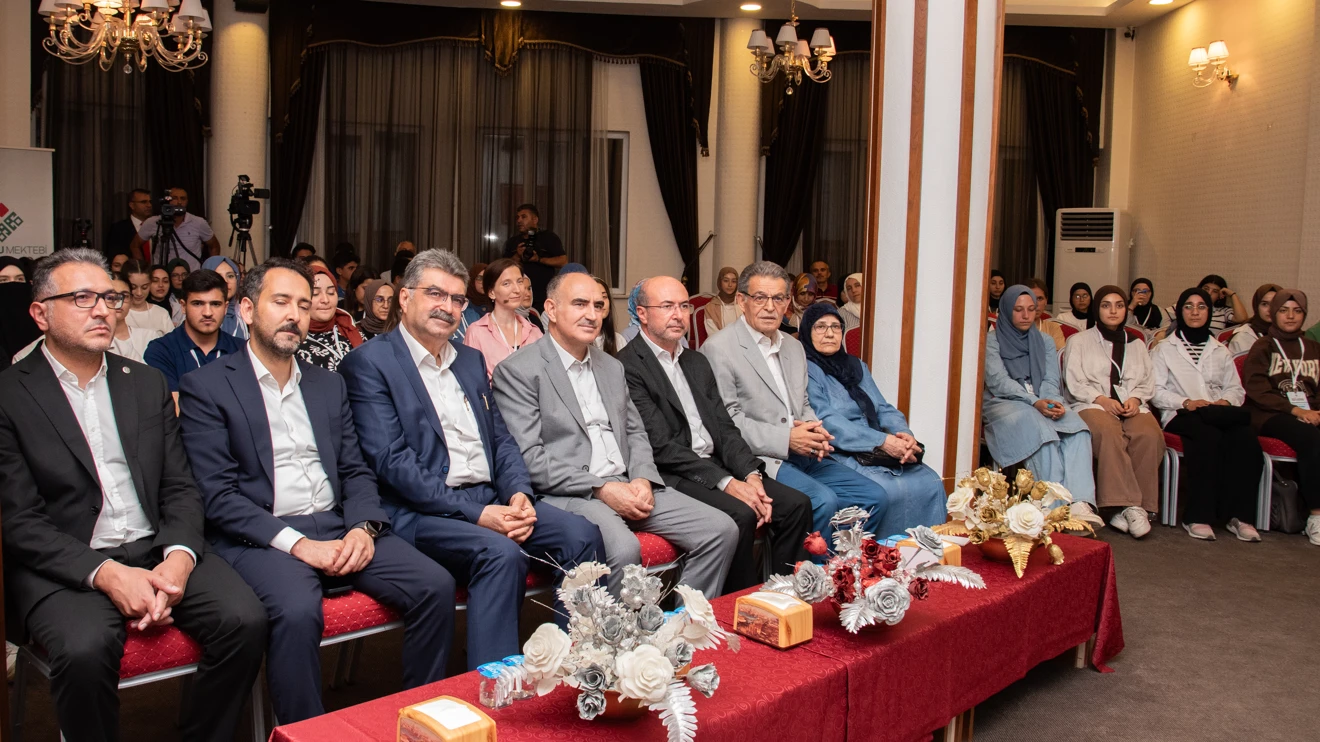 Rektör Prof. Dr. Aksoy, depremzede öğrencilerle bir araya geldi